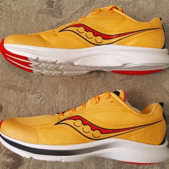 NIB Kid's Saucony Sneakers, Yellow Kinvara 13 Visi/Gold, Sz 5.5 Medium - Picture 3 of 9
